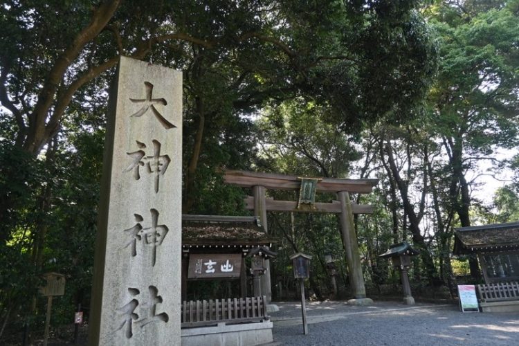 三輪山を御神体とする「大神神社」