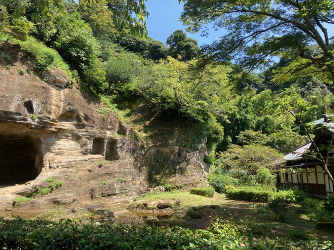 岩盤をもちいた庭園は、書院庭園のさきがけだったそうです